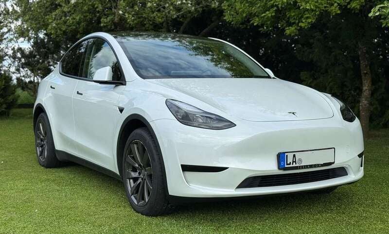 Weiß Gebraucht 2023 Tesla Model Y Standard Range SUV | 31.995 € (Guter Preis) - Bild 1/4