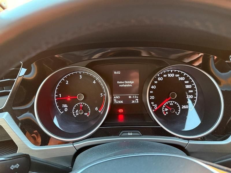 Orange Gebraucht 2016 VW Touran Comfortline Van / Kleinbus | 13.490 € (Fairer Preis) - Bild 1/4