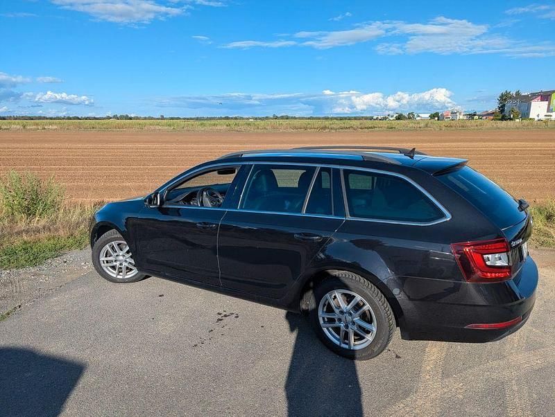 Schwarz Gebraucht 2017 Skoda Octavia Style Kombi | 11.600 € (Fairer Preis) - Bild 1/4