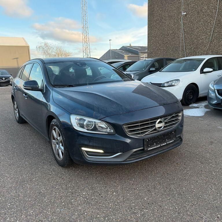 Blau Gebraucht 2015 Volvo V60 Momentum Kombi | 7.500 € (Fairer Preis) - Bild 1/4