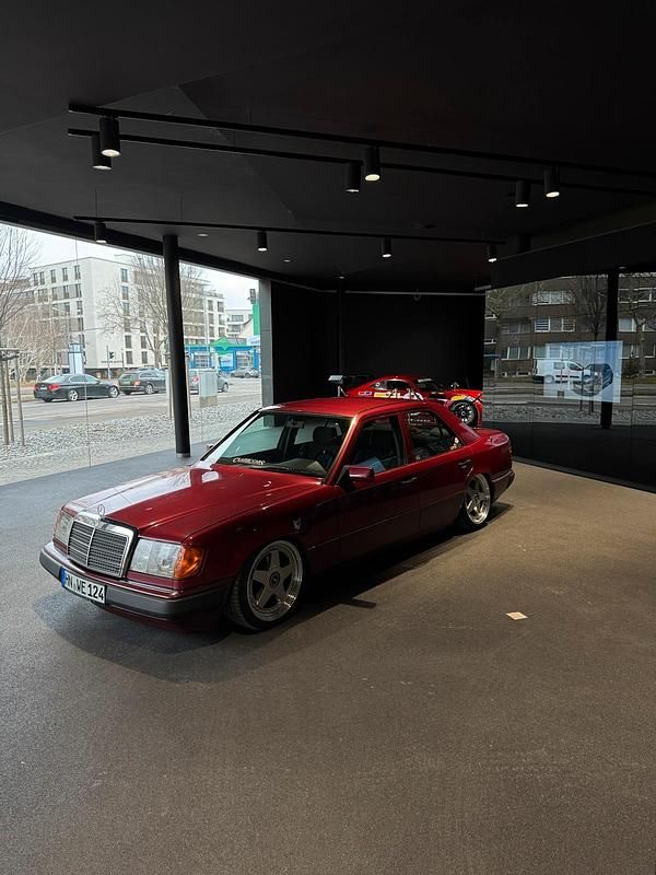 Rot Gebraucht 1991 Mercedes E230 Limousine | 12.000 € - Bild 1/4