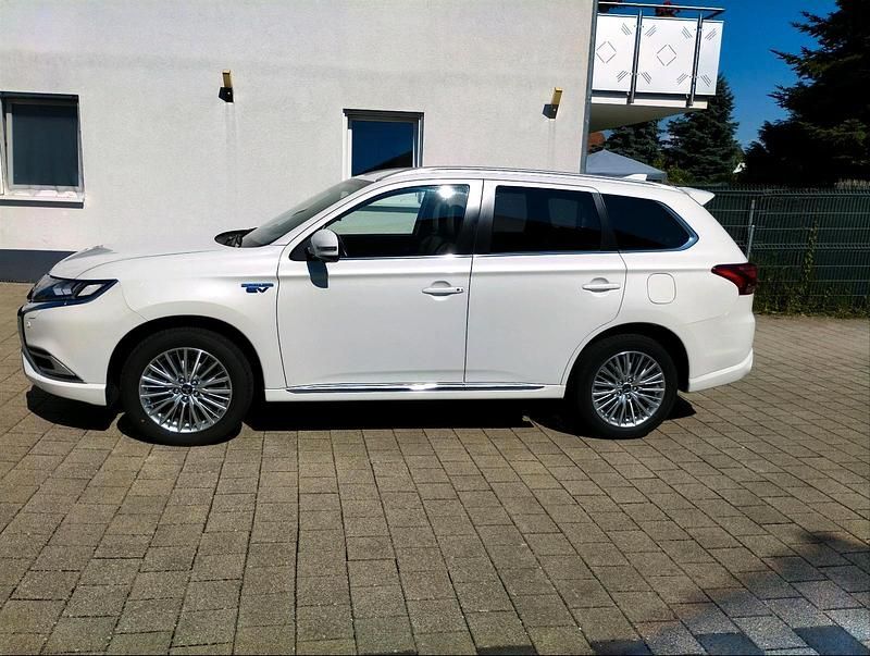 Weiß Gebraucht 2018 Mitsubishi Outlander P-HEV SUV | 18.200 € (Fairer Preis) - Bild 1/4