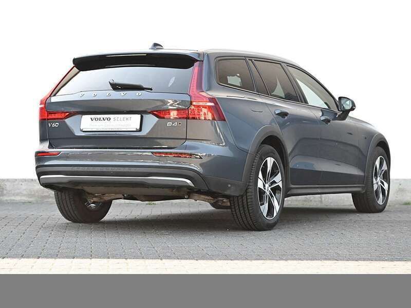 Gebraucht Volvo V60 CC Plus 197 PS (144 kW) 2023 Andere farbe Kombi