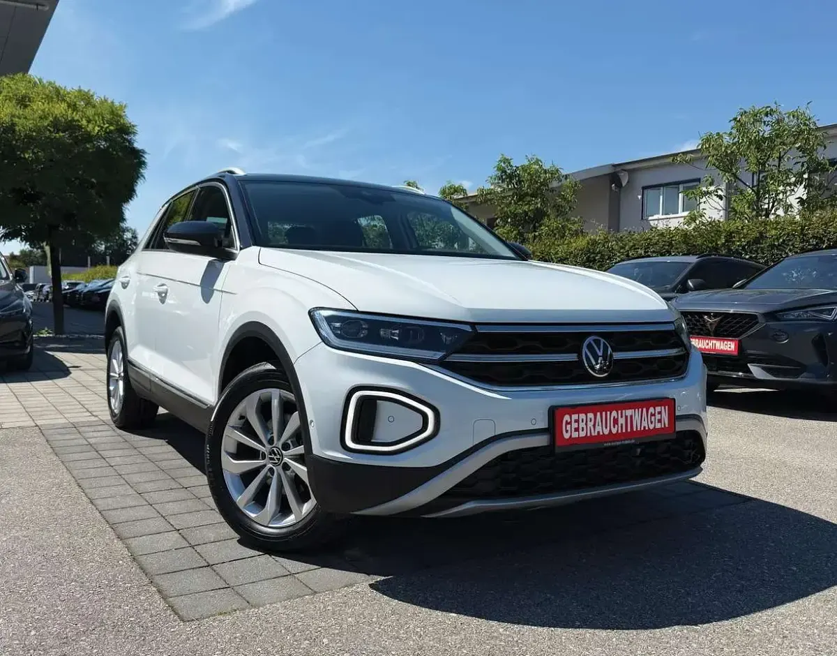 Gebraucht VW T-Roc Style 150 PS (110 kW) 2023 Pure white mit dach in ... SUV