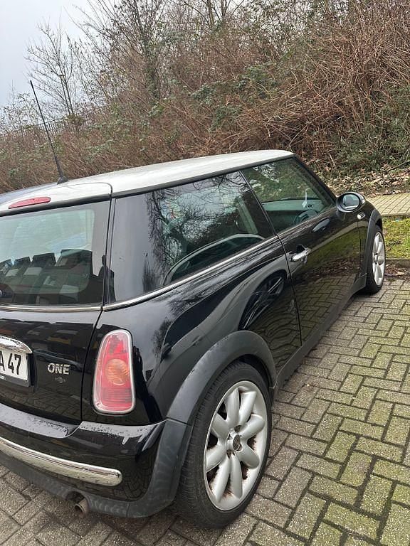 Begagnad Mini ONE 90 HK (66 kW) 2003 Svart Halvkombi