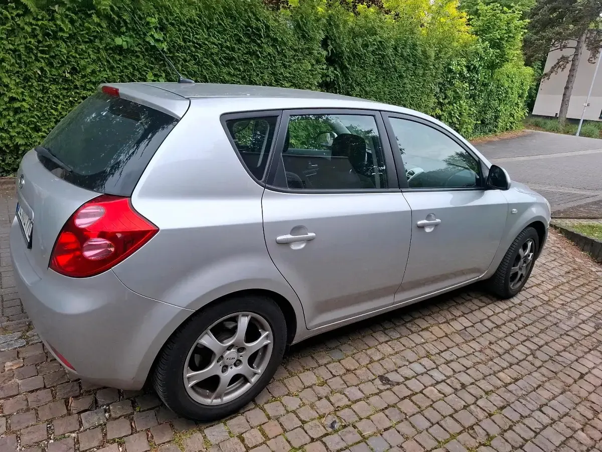 Gebraucht Kia Ceed 125 PS (91 kW) 2007 Silber Kleinwagen