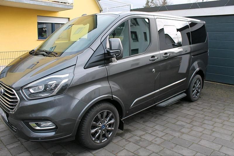 Grau Gebraucht 2021 Ford Tourneo Van / Kleinbus | 31.299 € - Bild 1/4