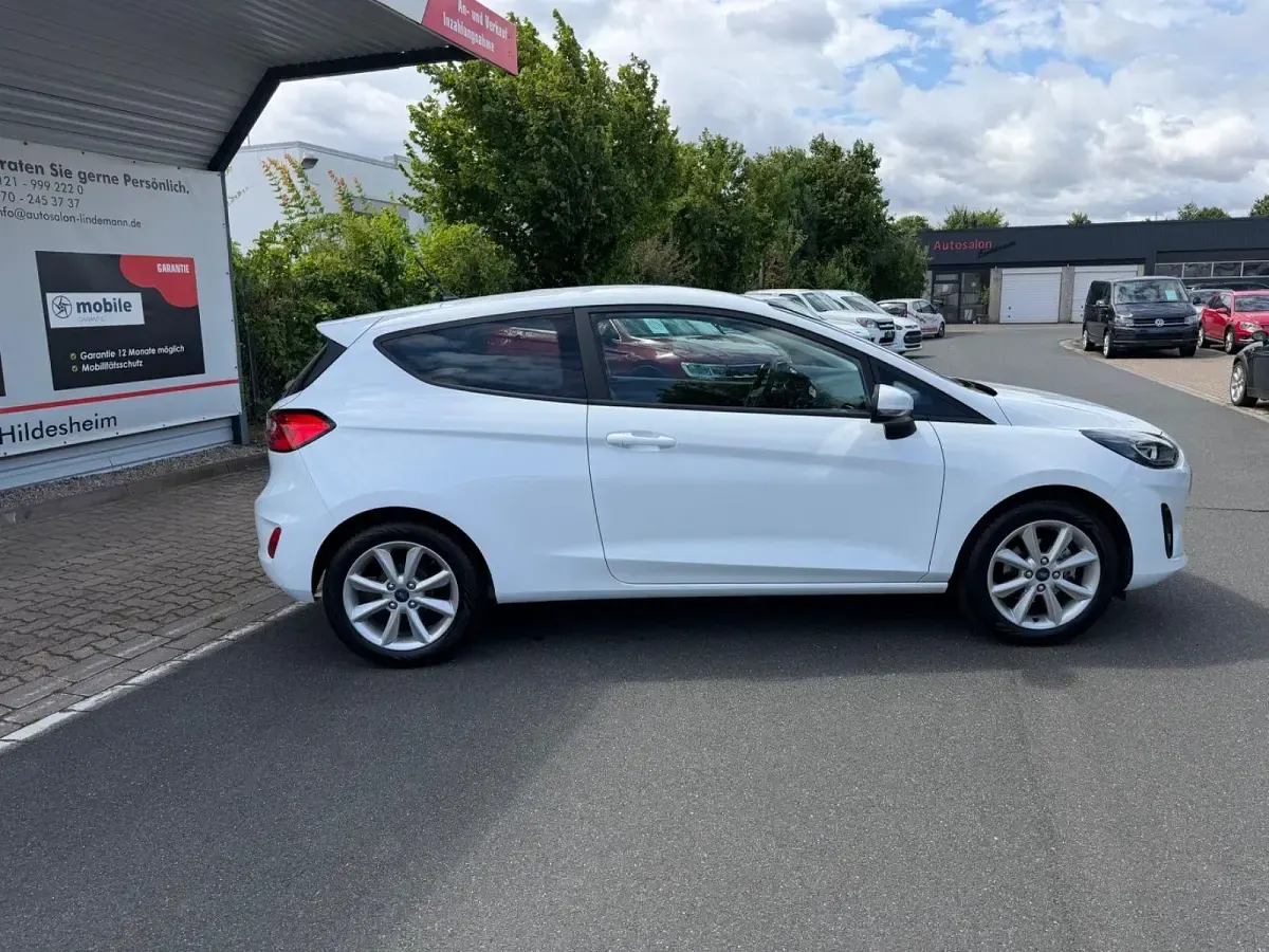 Gebraucht Ford Fiesta Cool & Connect 75 PS (55 kW) 2022 Weiß Kleinwagen