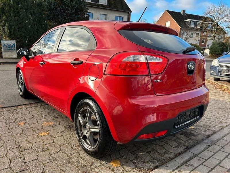 Gebraucht Kia Rio Attract 86 PS (63 kW) 2012 Rot Limousine