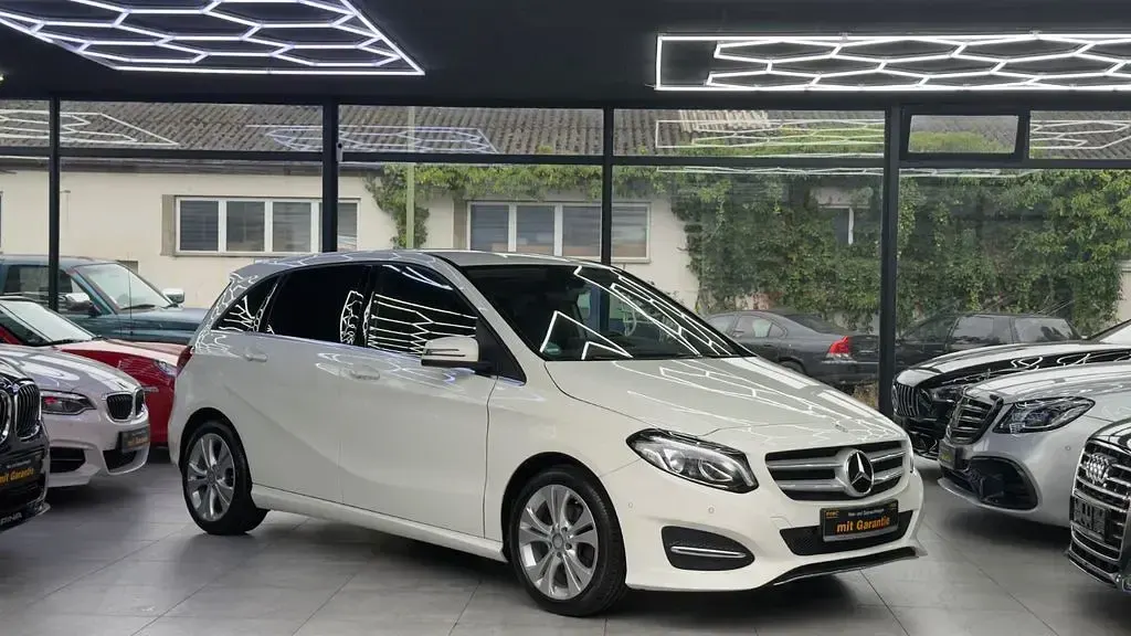 Gebraucht Mercedes B200 Urban 156 PS (114 kW) 2016 Weiß Kleinwagen