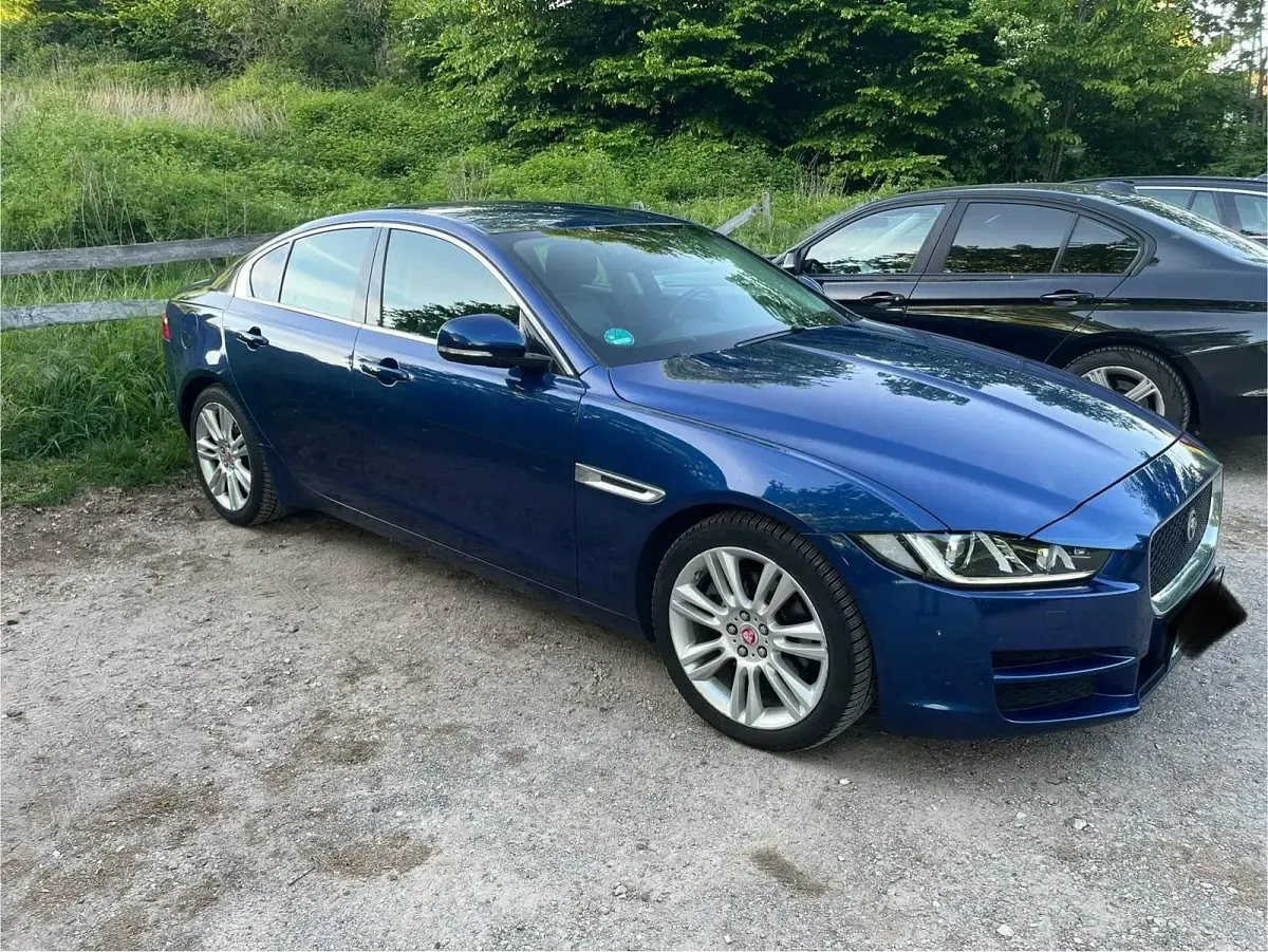Używany Jaguar XE 179 KM (131 kW) 2016 Niebieski Sedan/Limuzyna
