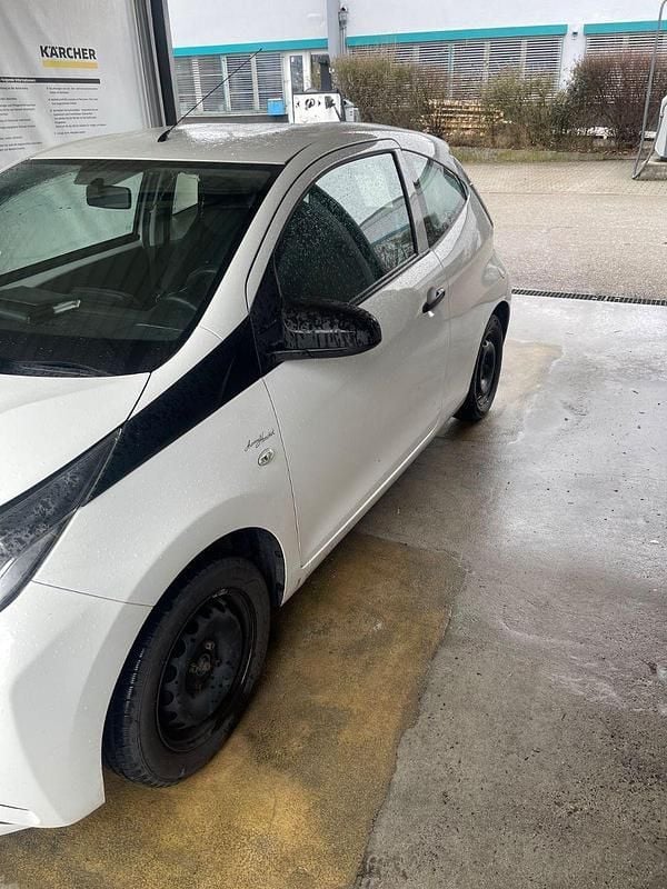 Gebraucht Toyota Aygo 69 PS (50 kW) 2016 Weiß Kleinwagen