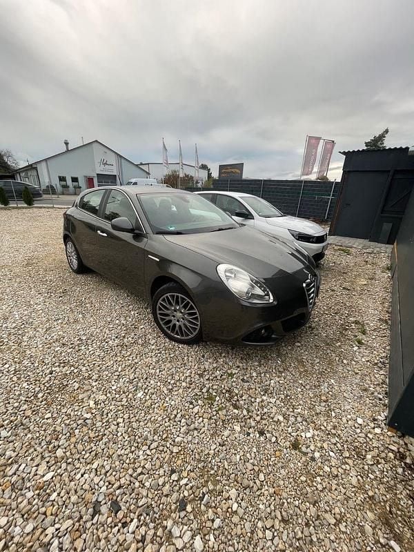 Grau Gebraucht 2010 Alfa Romeo Giulietta Kleinwagen | 3.200 € (Guter Preis) - Bild 1/4