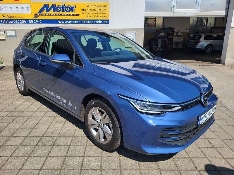 Anemonenblau metallic Gebraucht 2024 VW Golf VIII Life Limousine | 30.670 € (Etwas zu teuer) - Bild 1/4