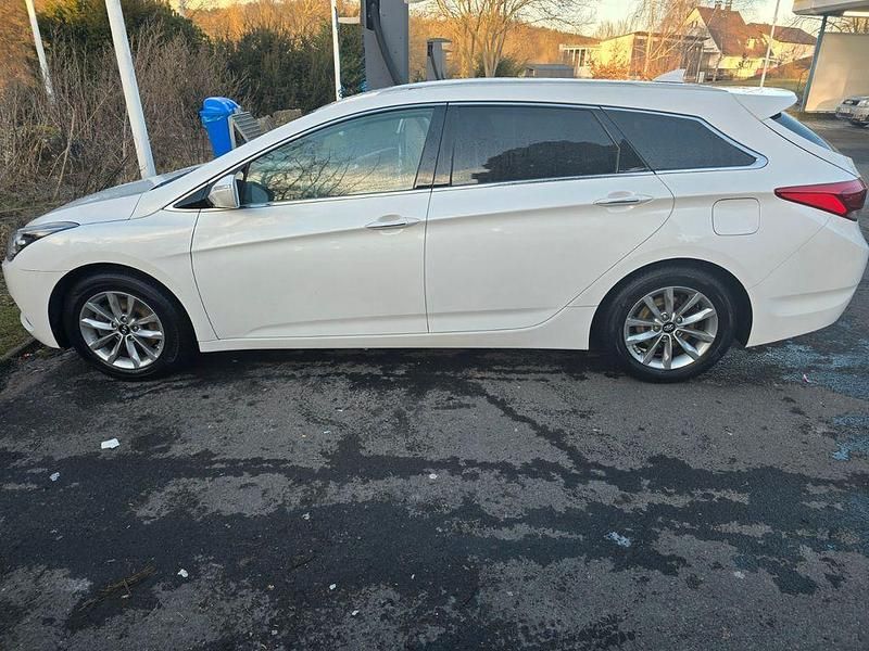 Weiß Gebraucht 2016 Hyundai i40 Style Limousine | 9.000 € (Fairer Preis) - Bild 1/4
