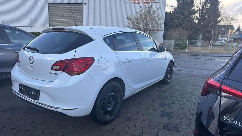 Gebraucht Opel Astra Edition 120 PS (88 kW) 2014 Other Limousine