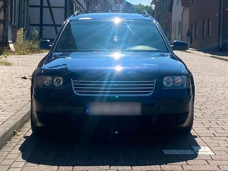 Blau Gebraucht 2001 VW Passat Kombi | 2.550 € (Teuer) - Bild 1/4