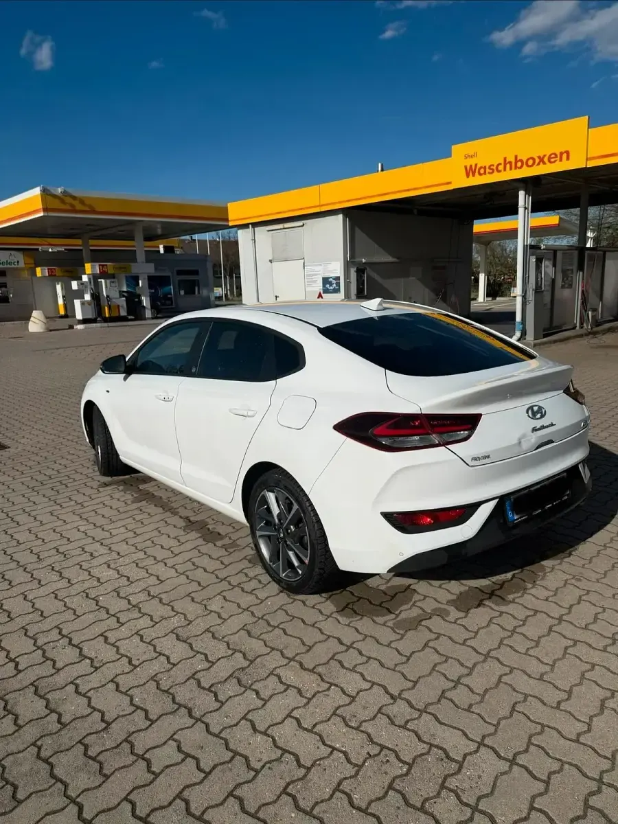 Gebraucht Hyundai i30 160 PS (117 kW) 2021 Weiß Limousine