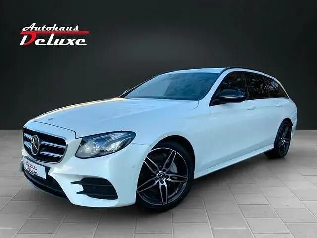 Weiß Gebraucht 2017 Mercedes E220 AMG line Limousine | 28.900 € (Etwas zu teuer) - Bild 1/4