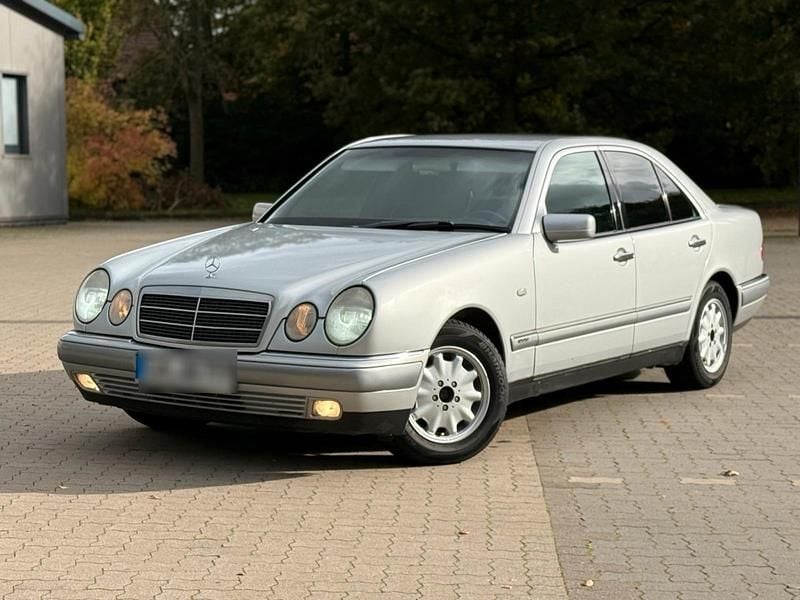 Silber Gebraucht 1996 Mercedes E220 Limousine | 2.850 € (Guter Preis) - Bild 1/4