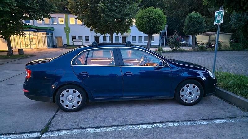 Blau Gebraucht 2009 VW Jetta Limousine | 3.690 € (Superpreis) - Bild 1/4