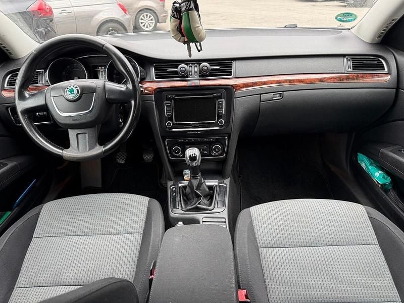 Gebraucht Skoda Superb 125 PS (91 kW) 2011 Silber Kombi