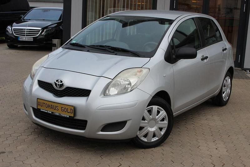 Gebraucht Toyota Yaris Cool 69 PS (50 kW) 2010 Silber Kleinwagen