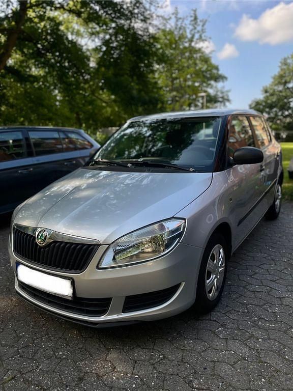 Grau Gebraucht 2010 Skoda Fabia Limousine | 2.000 € (Superpreis) - Bild 1/4