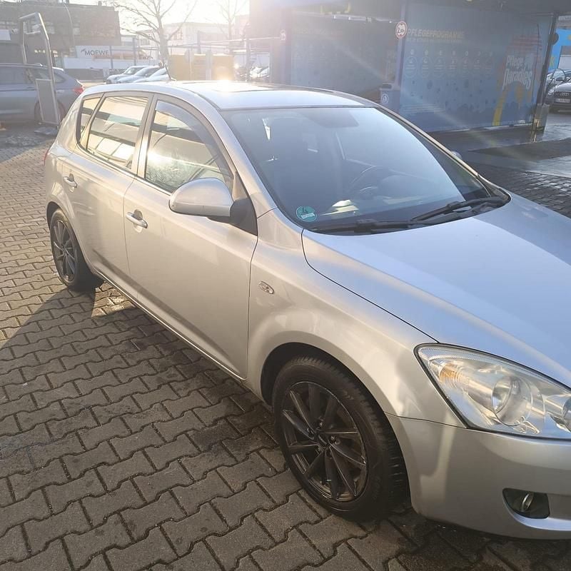 Używany Kia Ceed 105 KM (77 kW) 2007 Srebrny Hatchback