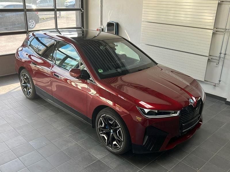 Rot Gebraucht 2023 BMW iX Performance SUV | 57.950 € (Teuer) - Bild 1/4