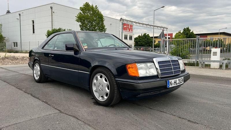 Gebraucht Mercedes E300 179 PS (131 kW) 1990 Blau Coupé