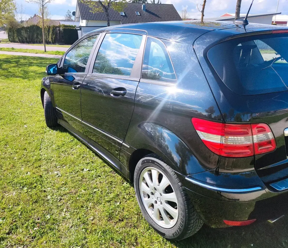 Gebraucht Mercedes B160 95 PS (69 kW) 2011 Schwarz Kleinwagen