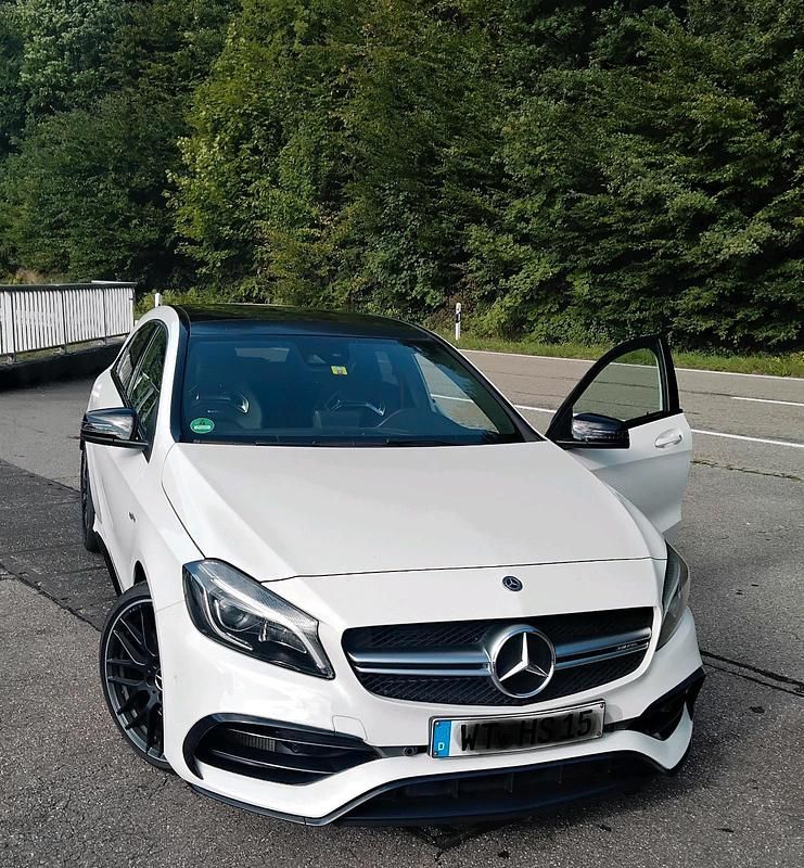 Weiß Gebraucht 2018 Mercedes A45 AMG AMG Limousine | 33.500 € (Fairer Preis) - Bild 1/4