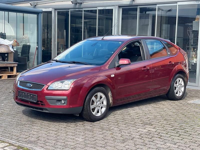 Gebraucht Ford Focus Ghia 101 PS (74 kW) 2005 Rot Limousine