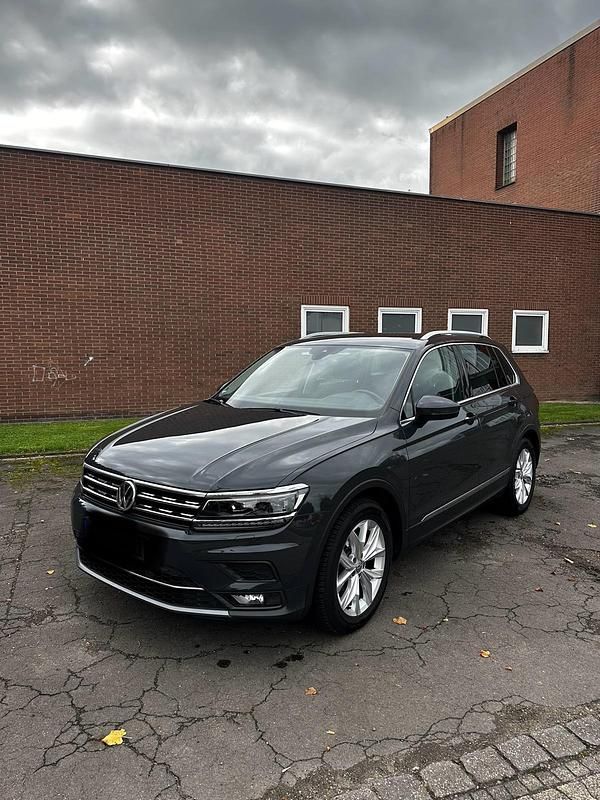 Grau Gebraucht 2020 VW Tiguan Highline SUV | 24.300 € (Guter Preis) - Bild 1/4