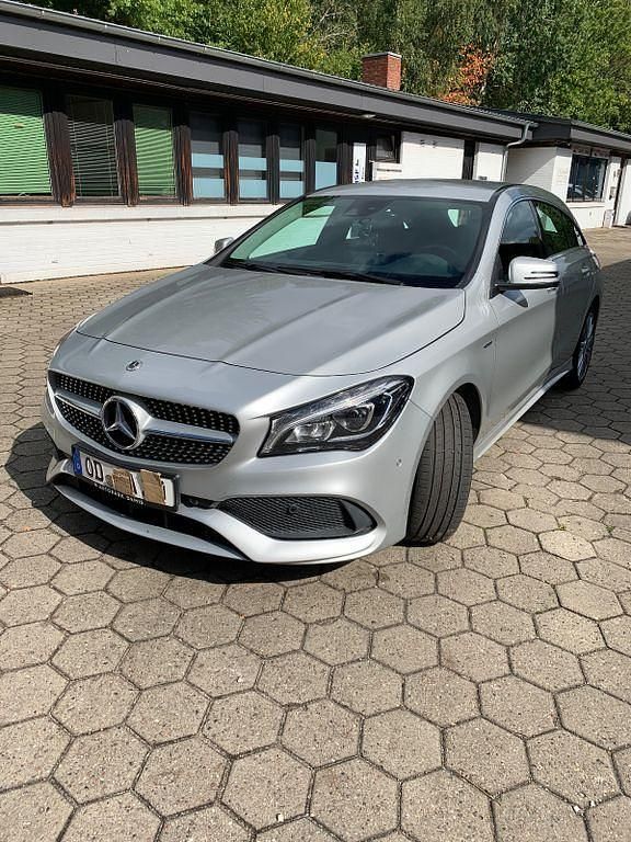 Schwarz Gebraucht 2018 Mercedes CLA200 Shooting Brake Kombi | 13.500 € (Guter Preis) - Bild 1/4