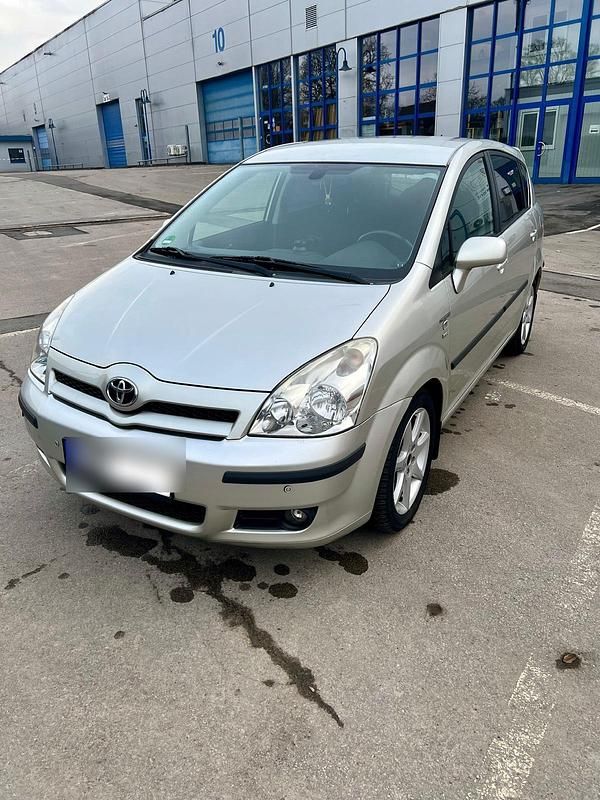 Grau Gebraucht 2005 Toyota Corolla Verso Van / Kleinbus | 4.990 € (Fairer Preis) - Bild 1/4