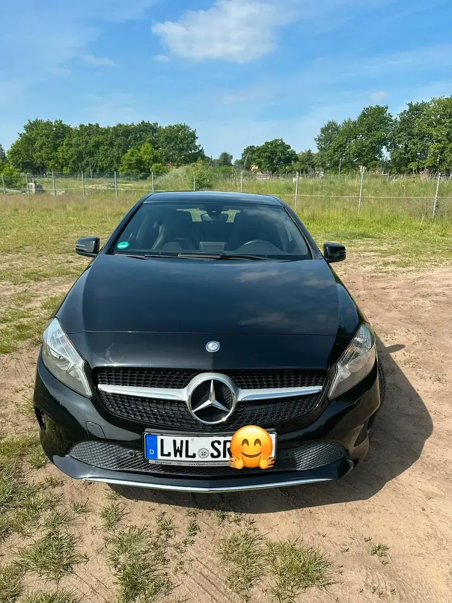 Gebraucht Mercedes A180 122 PS (89 kW) 2016 Schwarz Limousine