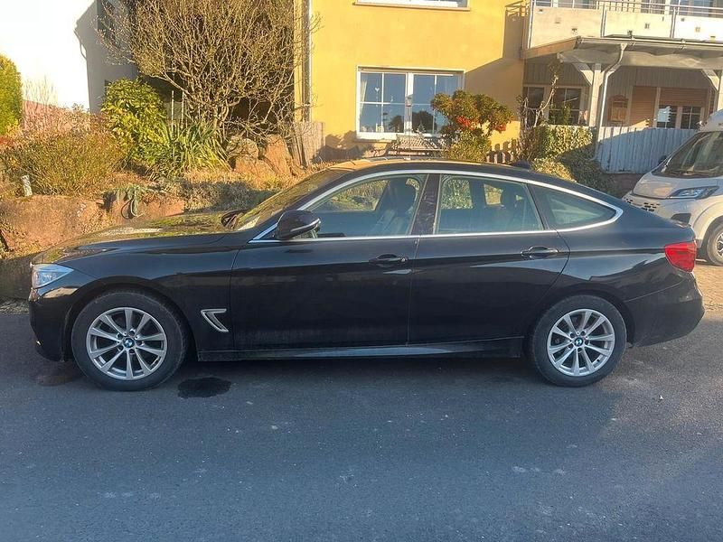 Schwarz Gebraucht 2014 BMW 320 Gran Turismo Sport Line Limousine | 13.699 € (Fairer Preis) - Bild 1/4