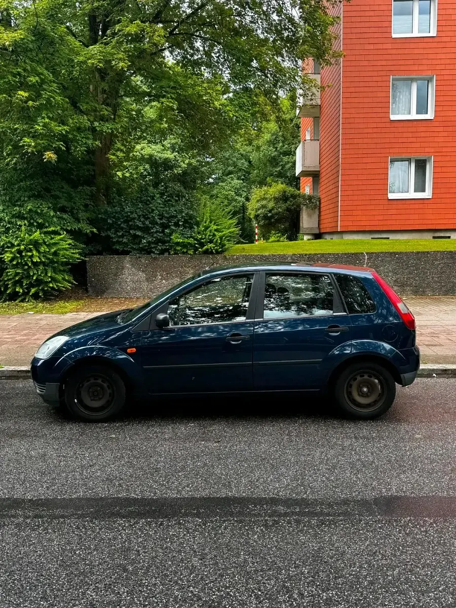 Gebraucht Ford Fiesta 69 PS (50 kW) 2004 Blau Kleinwagen