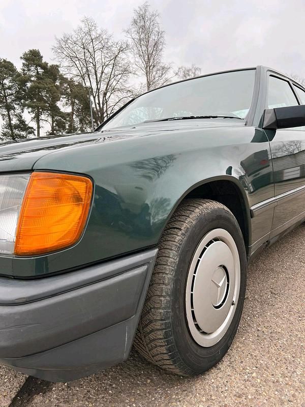 Gebraucht Mercedes E230 132 PS (97 kW) 1988 Grün Limousine