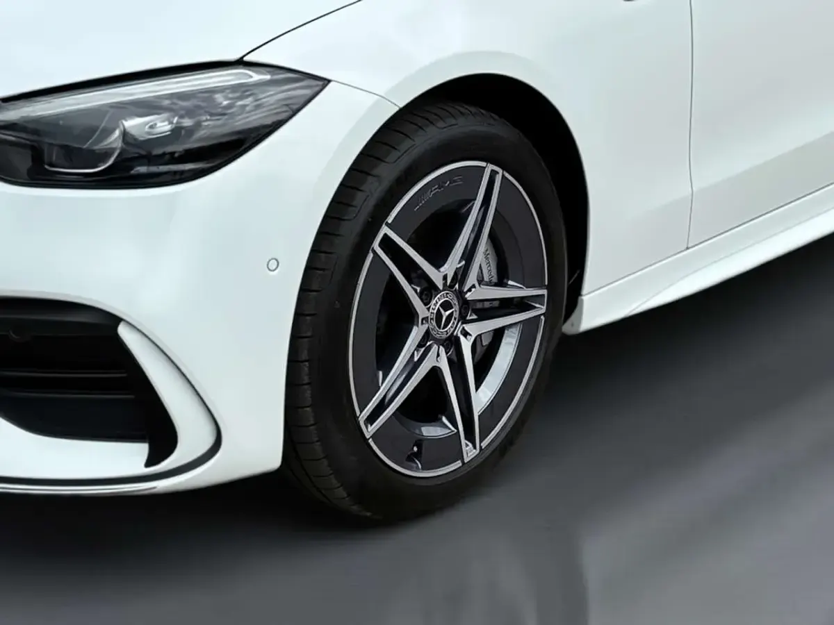 Gebraucht Mercedes C300e AMG 204 PS (150 kW) 2025 Manufaktur lack manufaktur opa Kombi