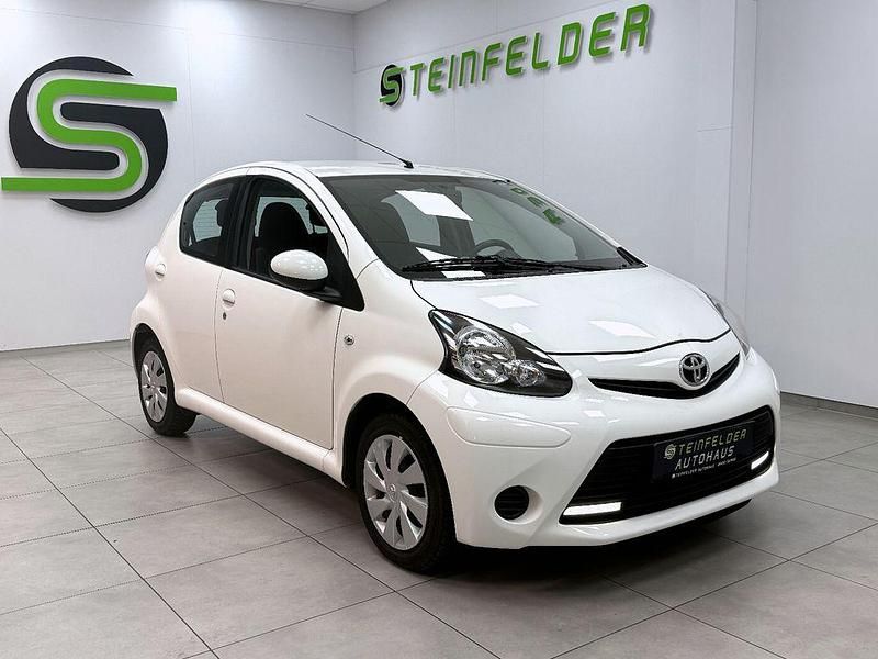 Weiß Gebraucht 2013 Toyota Aygo Cool Kleinwagen | 5.490 € (Fairer Preis) - Bild 1/4