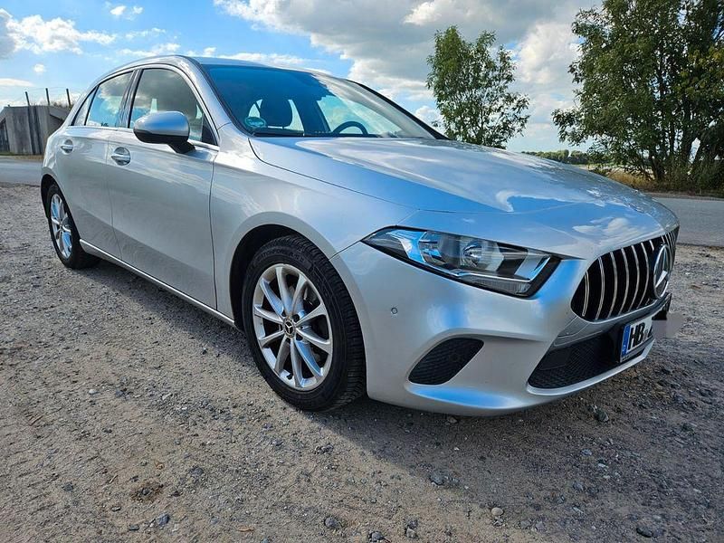 Silber Gebraucht 2019 Mercedes A200 Limousine | 13.299 € (Fairer Preis) - Bild 1/4