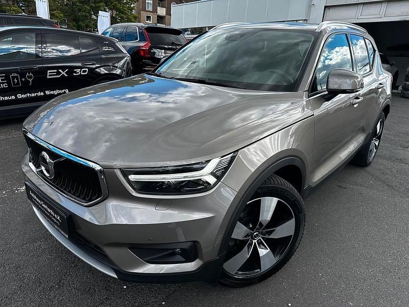 Grau Gebraucht 2020 Volvo XC40 Momentum SUV | 23.555 € (Etwas zu teuer) - Bild 1/4