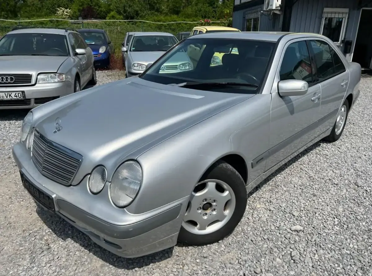 Używany Mercedes E220 143 KM (105 kW) 2001 Srebrny Sedan/Limuzyna