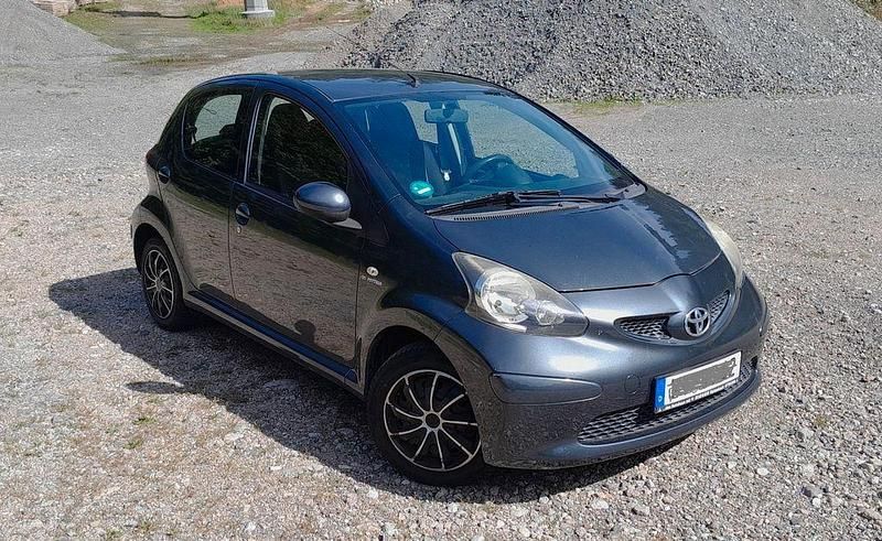 Grau Gebraucht 2007 Toyota Aygo Club Kleinwagen | 1.490 € (Superpreis) - Bild 1/4