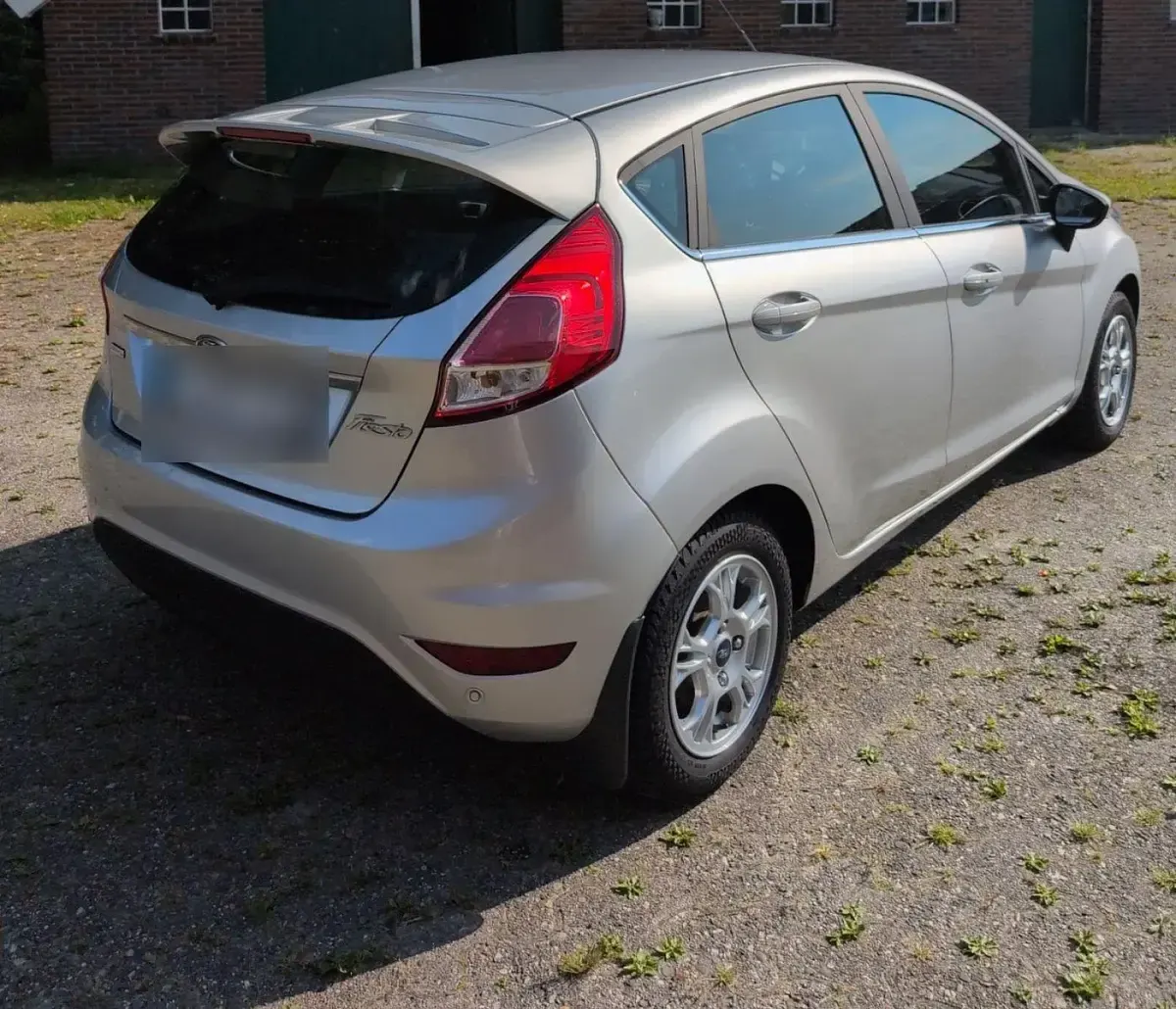 Gebraucht Ford Fiesta Individual 101 PS (74 kW) 2015 Silber Kleinwagen