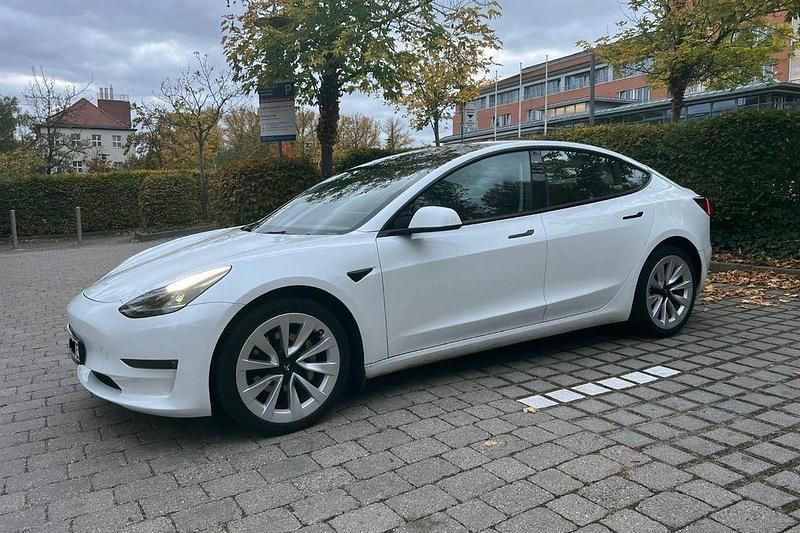 Weiß Gebraucht 2023 Tesla Model 3 Limousine | 31.400 € (Fairer Preis) - Bild 1/4