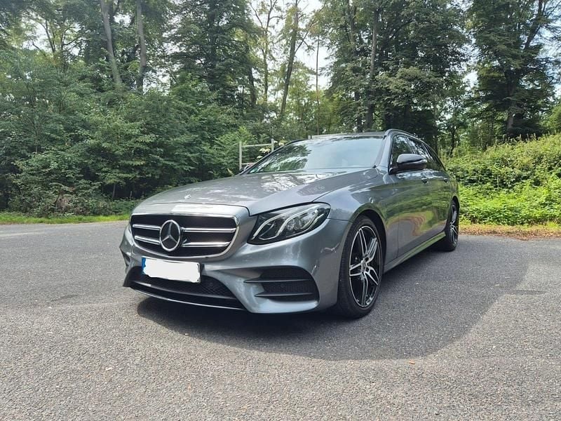 Grau Gebraucht 2019 Mercedes E300 AMG line Kombi | 27.200 € (Guter Preis) - Bild 1/4